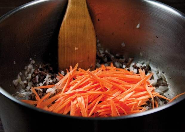 обжарка моркови для перцев, фаршированных рассыпчатой начинкой