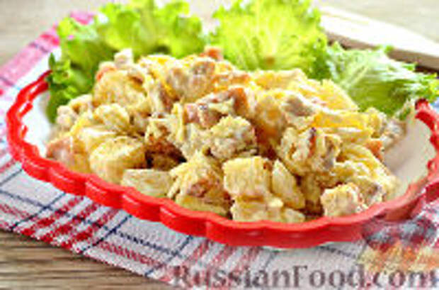 Фото к рецепту: Хрустящий салат с ананасами и курицей