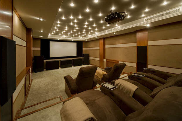 Домашний кинотеатр в цветах: черный, темно-коричневый, коричневый, бежевый. Домашний кинотеатр в стиле неоклассика.
