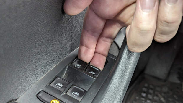 Этот трюк спасает от дождя за секунды: неочевидная возможность стеклоподъемников