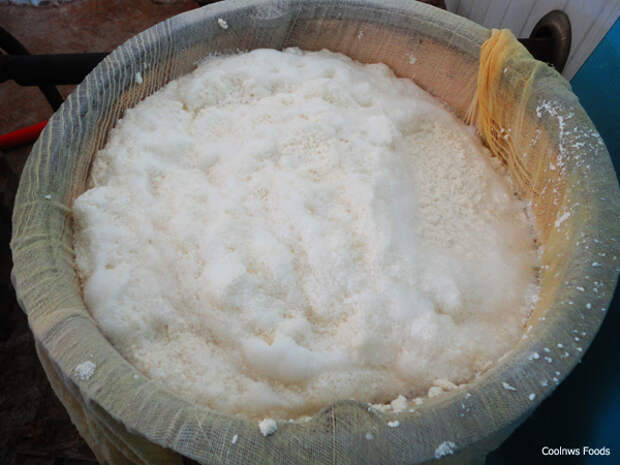 Процеживаем через марлю.