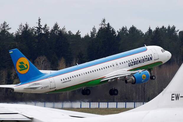 Летевший в Самарканд самолет с пассажирами экстренно сел в другом городе из-за дебошира