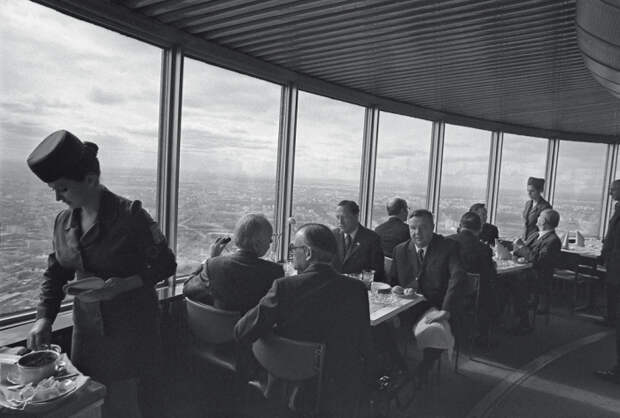 В советский ресторан «Седьмое небо», расположенный на Останкинской башне, можно было попасть только по билетам и на ограниченное время / Фото: krugozorro.ru