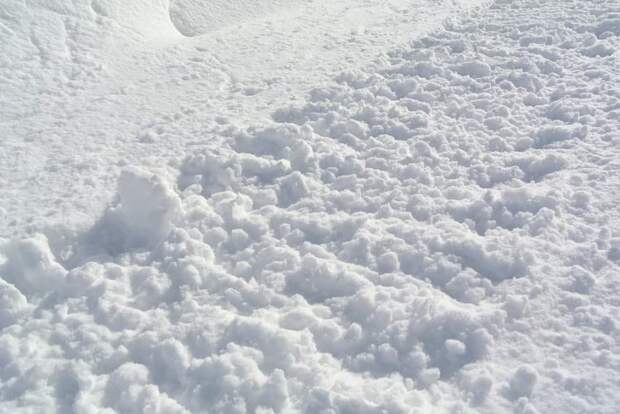 На Астрадамской улице коммунальщики освободят двор от снега