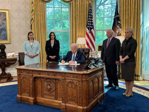 Президент США Джо Байден подписал закон о ленд-лизе. Он упрощает процедуры доставки на Украину...