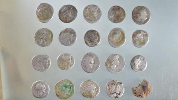 Монеты из клада времён восстания Боудикки.