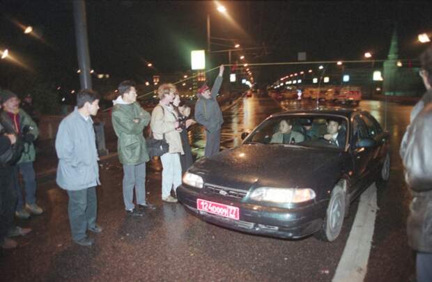 На фото: машина из южнокорейского посольства на Красной площади, где террористом был захвачен в заложники автобус с южнокорейскими студентами, 1995 год.