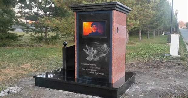 На кладбище в Новосибирске появилась первая могила с телевизором