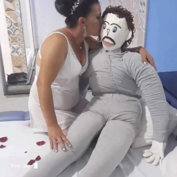 Жена тряпичной куклы узнала пол четвертого ребенка с помощью унитаза