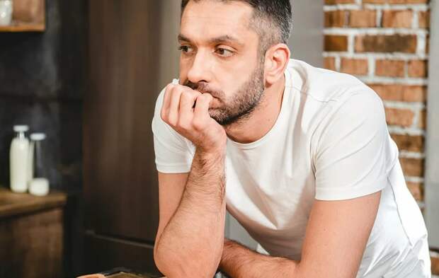 -Если ты зарабатываешь 45 тысяч, то ты не глава семьи, поэтому либо берёшь тряпку в руки, либо на выход из моей квартиры. Анна 42.