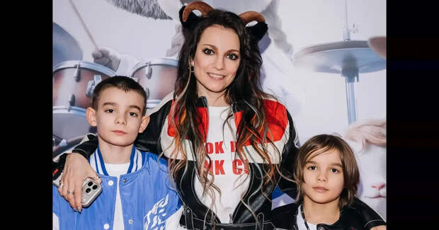 Люся Чеботина, группа "Корни", Светлана Светикова и Алёна Ахмадуллина посетили премьеру в Москве