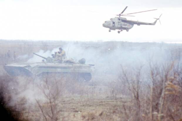 На фото: во время операции по освобождению заложников в дагестанском селе Первомайское, 1996 год.