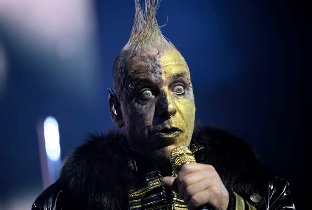 Группа Rammstein забросала российских туристов рыбой и тортами на концерте