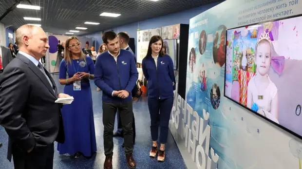 Интервью о президентстве, музыке и новогодних подарках: Путин исполнил желание девушки, мечтающей стать журналисткой