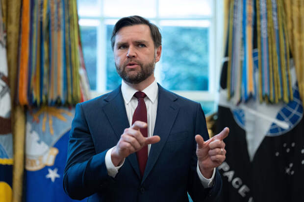 Вэнс дал совет Ватикану после критики Трампом Папы Римского