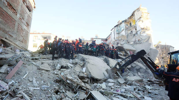«Подземные толчки были очень сильными»: при землетрясении в Турции погибли более 20 человек