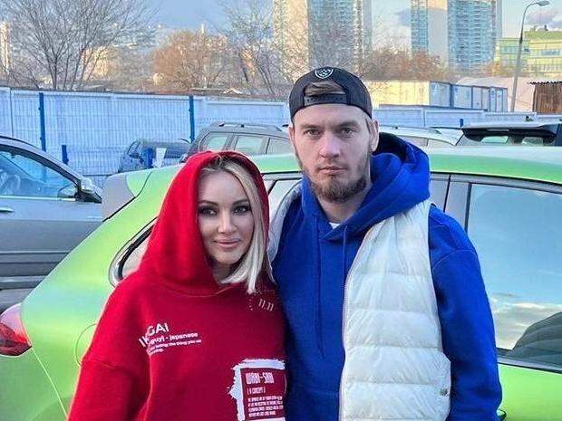 Счастливый муж и танцы с дочерью на подиуме: Лера Кудрявцева с близкими отдыхает в Дубае