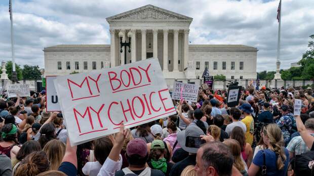 Анализ: Как запреты на аборт могут повлиять на избирательную гонку Байдена