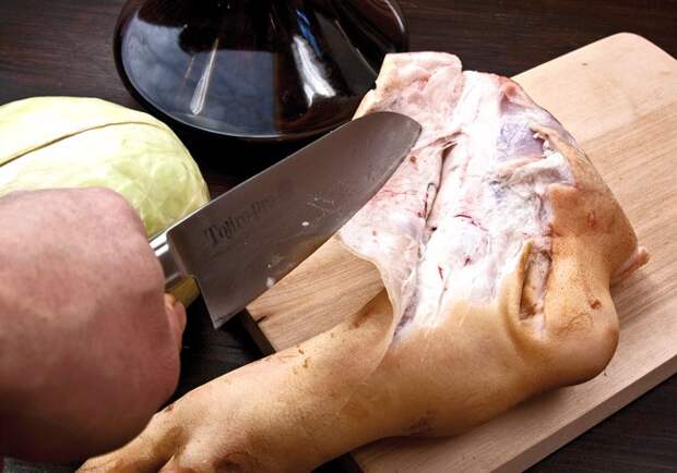 удаление кожицы со свиных ножек