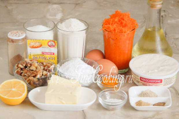 Итак, для приготовления морковного торта нам понадобятся следующие продукты: свежая морковь (250 граммов - это уже в очищенном и измельченном на средней терке виде), пшеничная мука (у меня высшего, но подойдет и первого сорта), сахарный песок и сахарная пудра, сливочное и рафинированное растительное (я использую подсолнечное) масло, сливочный сыр (в моем случае Маскарпоне, но можно купить Филадельфию, Альметте и тому подобным), два куриных яйца среднего размера (45-50 граммов каждое), очищенные грецкие орехи, апельсиновая цедра (примерно с 1 крупного апельсина, но можно и больше - будет только ароматнее), сок лимона, разрыхлитель теста, пищевая сода и щепотка соли