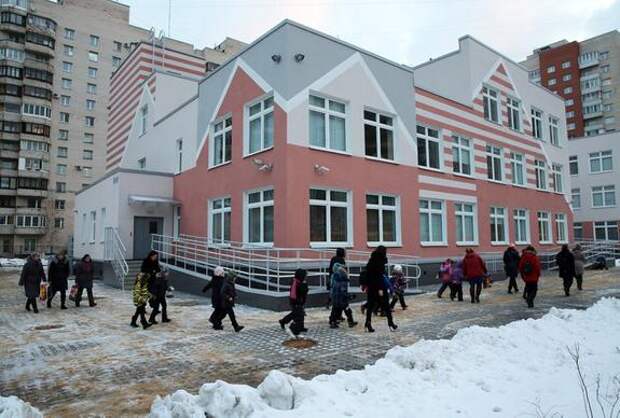 Суд обязал детский сад в Петербурге установить теневые навесы