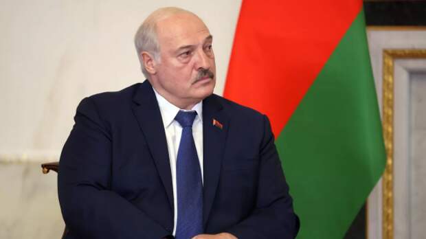 Лукашенко заявил, что Сербии не удастся усидеть на трех стульях