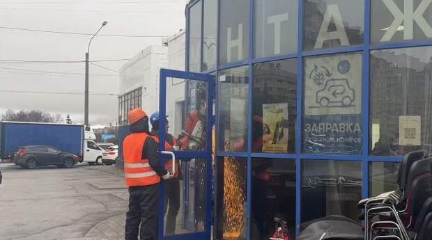 Собственник ТЦ у метро «Приморская» согласился на демонтаж