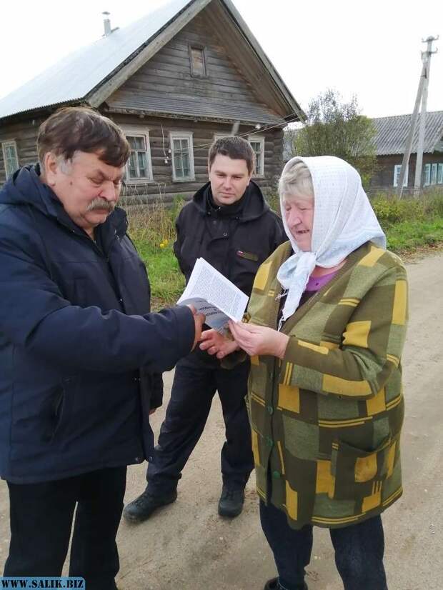 Николай Николаевич дарит свою книгу Галине Михайловне.
