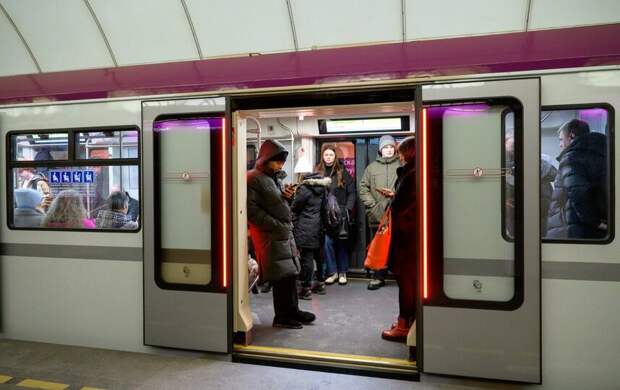 В метро Петербурга начал курсировать фиолетовый «Балтиец»