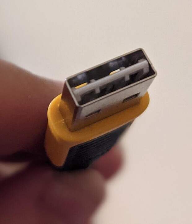 Эта розетка USB может перемещаться, чтобы вы могли подключить ее в любом положении Эта розетка USB может перемещаться, чтобы вы могли подключить ее в любом положении