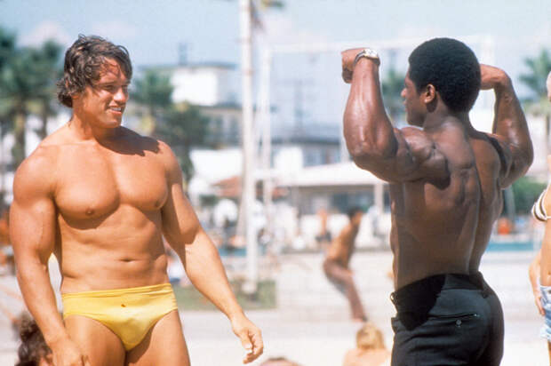Арнольд Шварценеггер и другой культурист на пляже в Лос-Анджелесе, штат Калифорния, август 1977 года