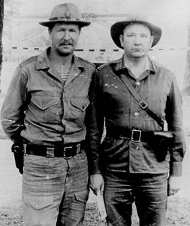 Первый комендант Кабула майор Юрий Ноздряков (справа). Афганистан, Кабул, 1980г.