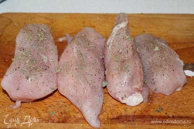 Куриные грудки посолить, поперчить, посыпать базиликом, оставить на 40 минут мариноваться.