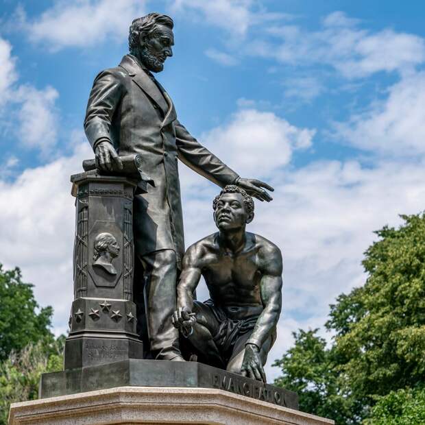 Столица США. Памятник Линкольну, освободившему американских рабов. Тоже хотят снести, потому что не тот человек, скорее всего, на колени встал.  