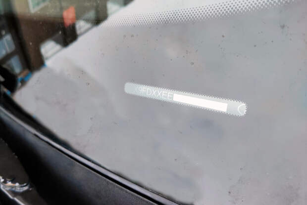 Зачем водители стали массово скрывать VIN-номер под лобовым стеклом, и что это даёт
