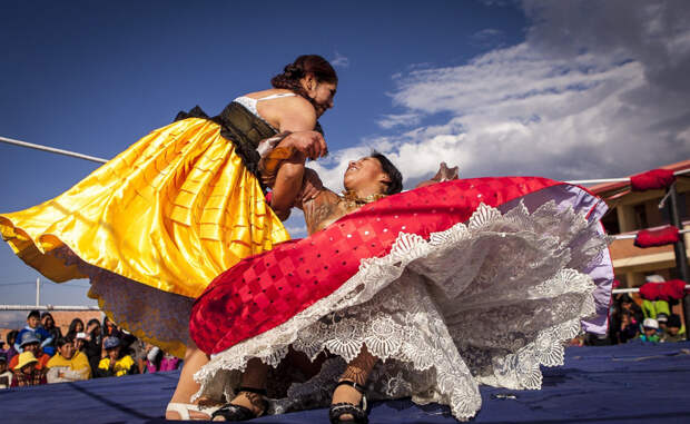 Летающие чолитас: боливийская борьба в юбках