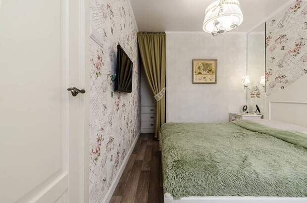 Акцентная стена - отличное решение для интерьера узкой спальни. / Фото: A-r-s.ru
