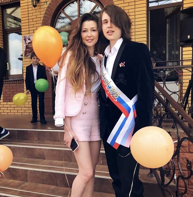 Анна с братом Майклом на его выпускном