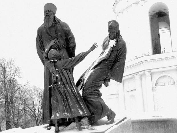 Памятник священникам и мирянам — жертвам советской власти в городе Шуя Ивановской области около колокольни Воскресенского собора