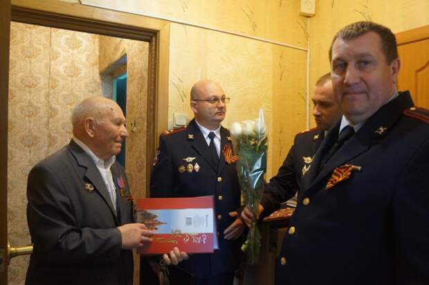 Поздравление Алексея Грачева. Фото: Пресс-служба УВД по ЮВАО ГУ МВД России по г. Москве
