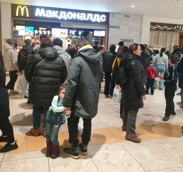 В Макдональдс нахлынули покупатели в последние дни его работы
