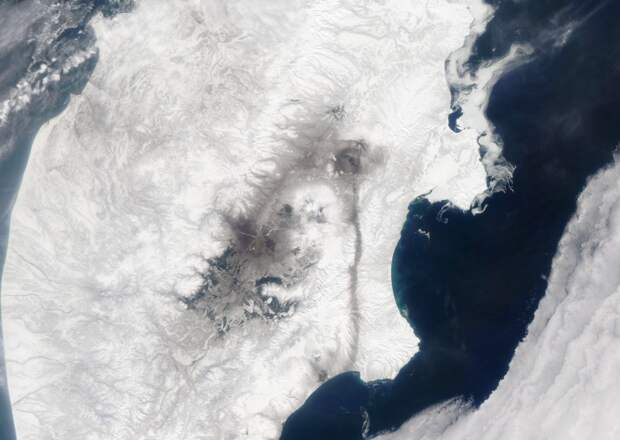 Выброс вулкана Шивелуч на спутниковых фотографиях