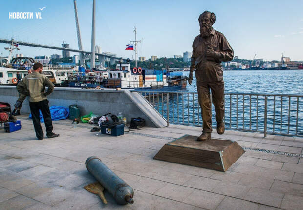 Во Владивостоке спрятали памятник Солженицыну