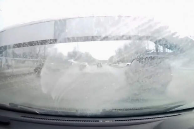 Глыба льда пробила лобовое стекло машины на ходу и напугала россиян