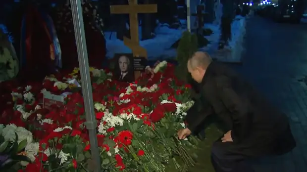 Путин возложил цветы к могилам Ланового и Примакова