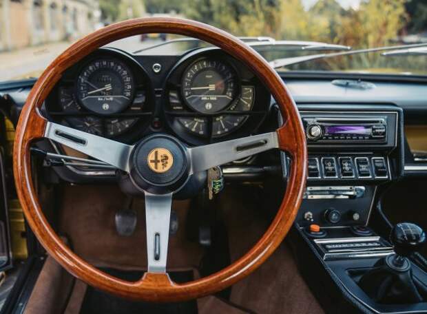 Автомобили Alfa 60-х и 70-х годов прошлого века предлагают некоторые фантастические детали, которые теперь, конечно, выглядят серьезно модернизированными в нынешних моделях Stelvio и Giulia, представленных сегодня.  Но самым безумным из них было купе V8 Montreal, в котором удалось собрать восемь отдельных приборов в поле зрения водителя, сохранив форму с помощью двух циферблатов.