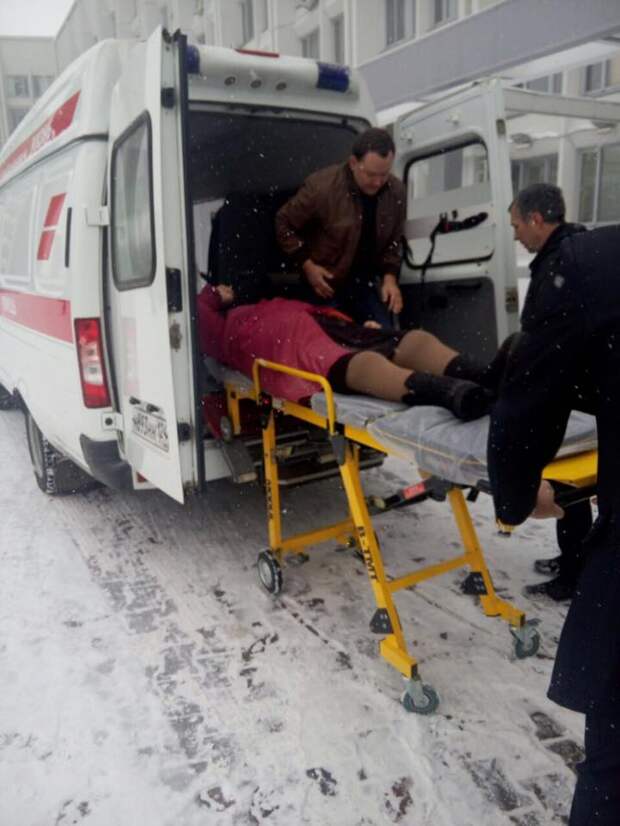 зимние травмы. лед на крыльце. осторожно скользкие ступени. травматизм зимой. упал на крыльце.