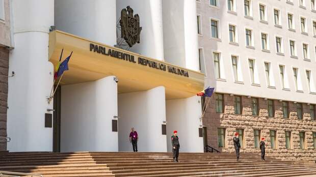 Протестующие собрались у парламента Молдавии в поддержку депутатов «Победы»