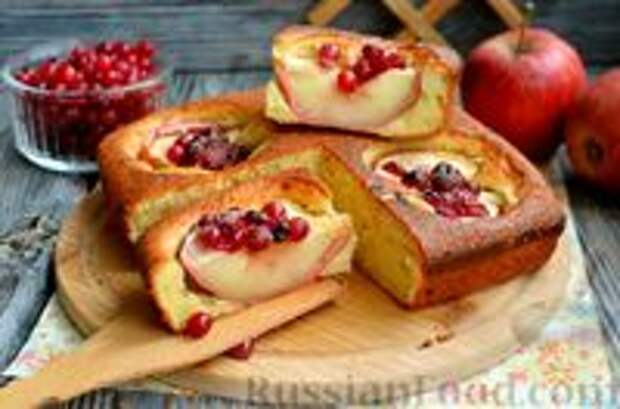 Фото к рецепту: Творожный пирог с яблоками и клюквой