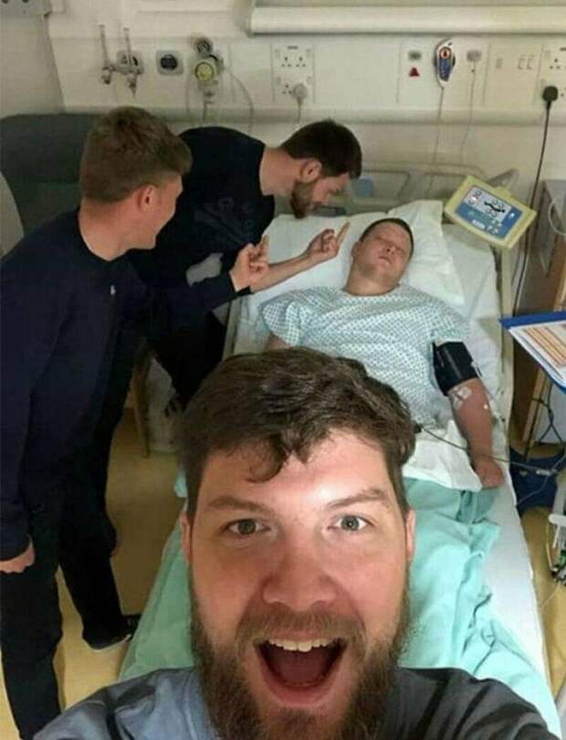 Зато в будущем у вас есть лучшие друзья, которые поддержат в любой ситуации, пусть и посмеются Зато в будущем у вас есть лучшие друзья, которые поддержат в любой ситуации, пусть и посмеются братья и сестры, прикол, рос с сестрой, семья, фото, юмор